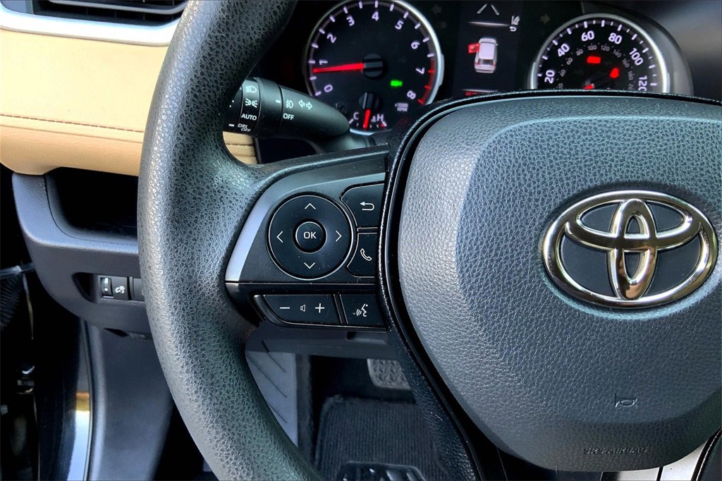 2021 Toyota RAV4 XLE photo 17