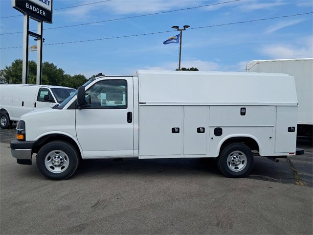 2025 Chevrolet Express Cutaway 3500 photo 3