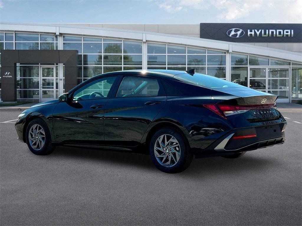 2024 Hyundai Elantra SEL photo 2