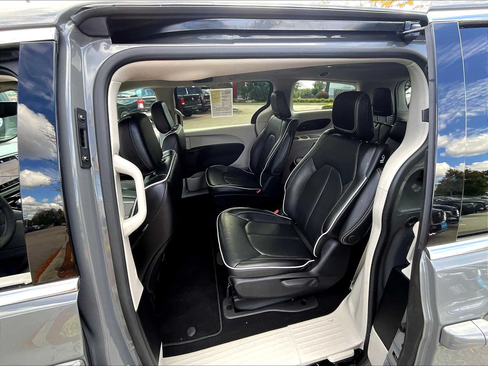2023 Chrysler Pacifica Hybrid Limited photo 15