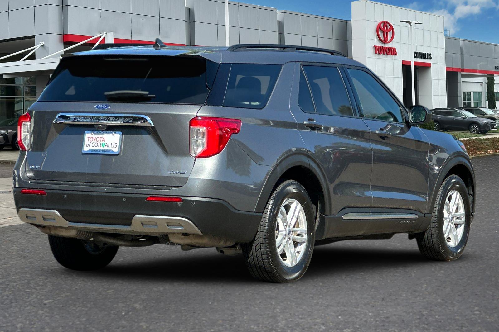 2023 Ford Explorer XLT photo 2