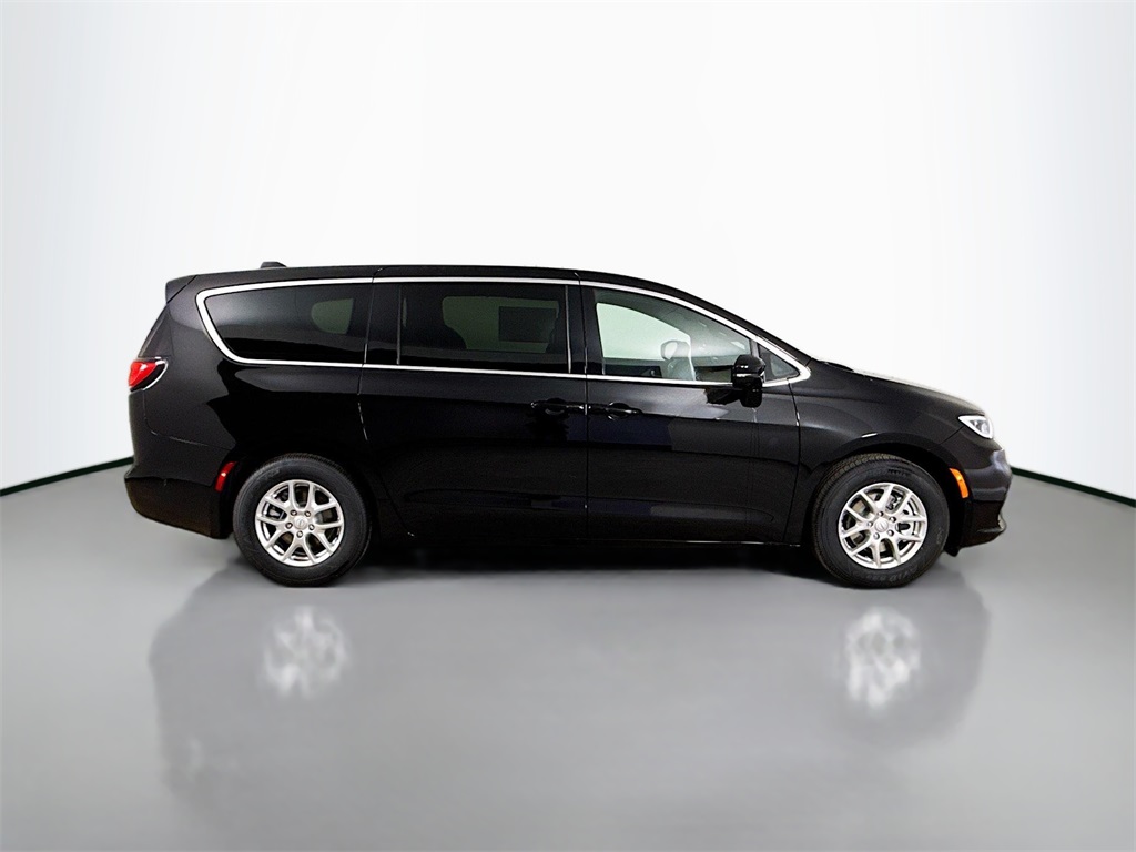 2025 Chrysler Pacifica photo 8