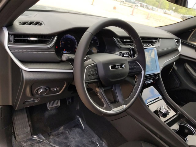 2025 Jeep Grand Cherokee Laredo Altitude photo 11
