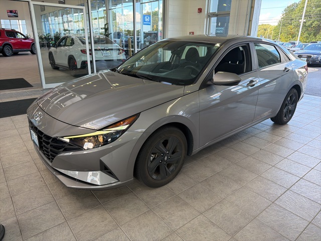 2023 Hyundai Elantra SEL photo 2