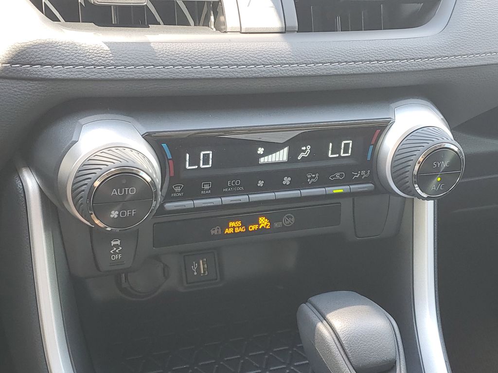 2025 Toyota RAV4 Hybrid XLE photo 24