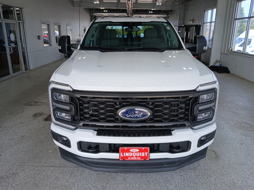 2023 Ford F-350 XLT photo 3