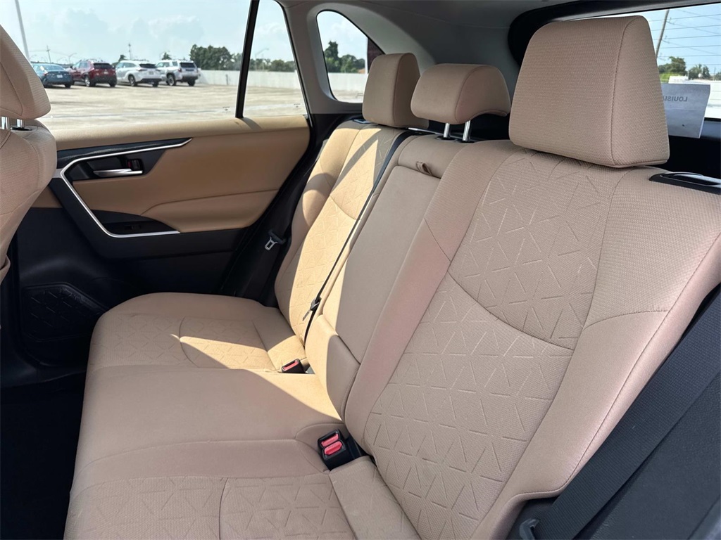 2022 Toyota RAV4 Hybrid XLE photo 14