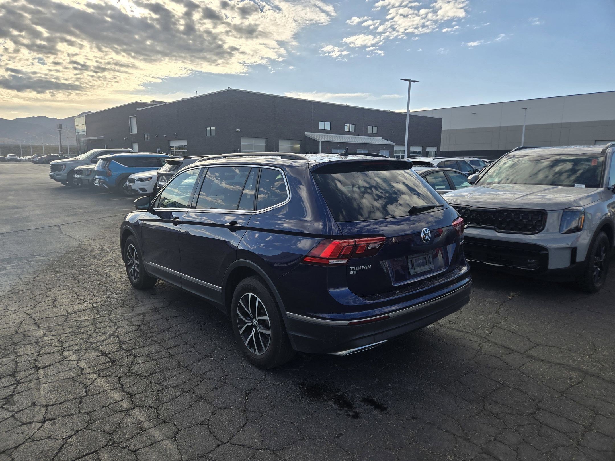 2021 Volkswagen Tiguan SE photo 3