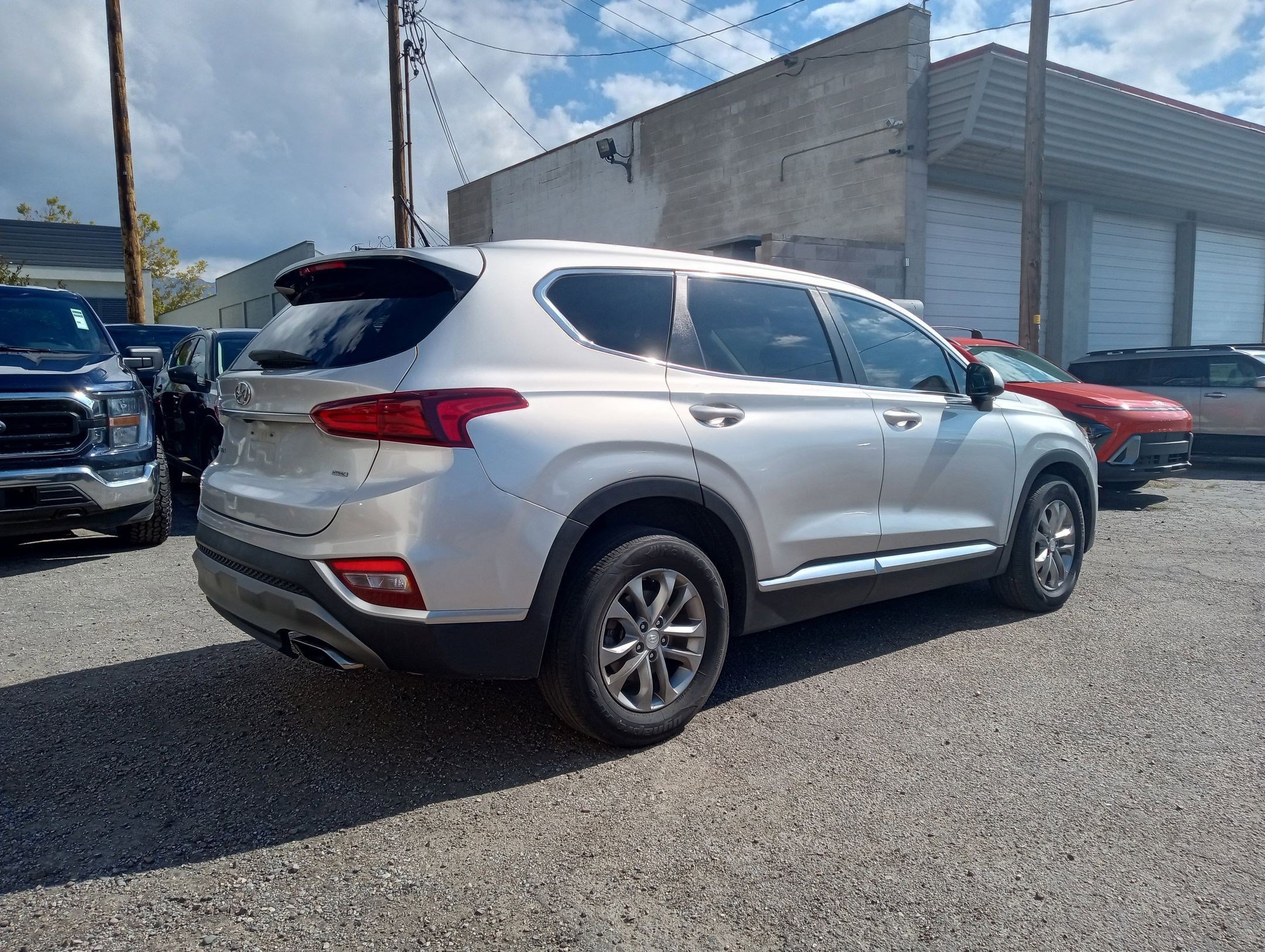 2019 Hyundai Santa Fe SE photo 2