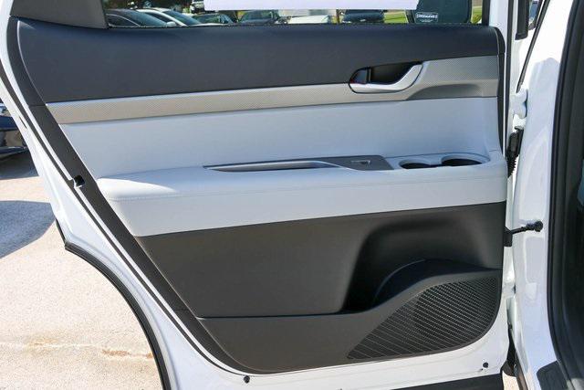 New 2025 White Hyundai SEL FWD image 10