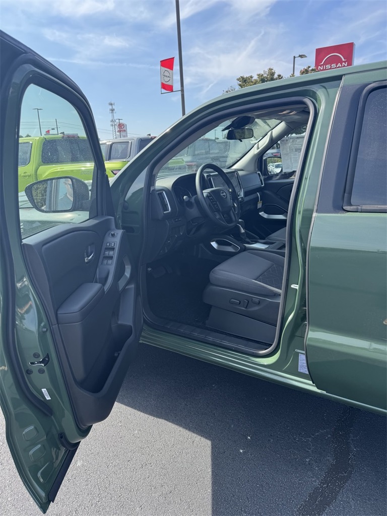 2025 Nissan Frontier Crew Cab SV photo 11