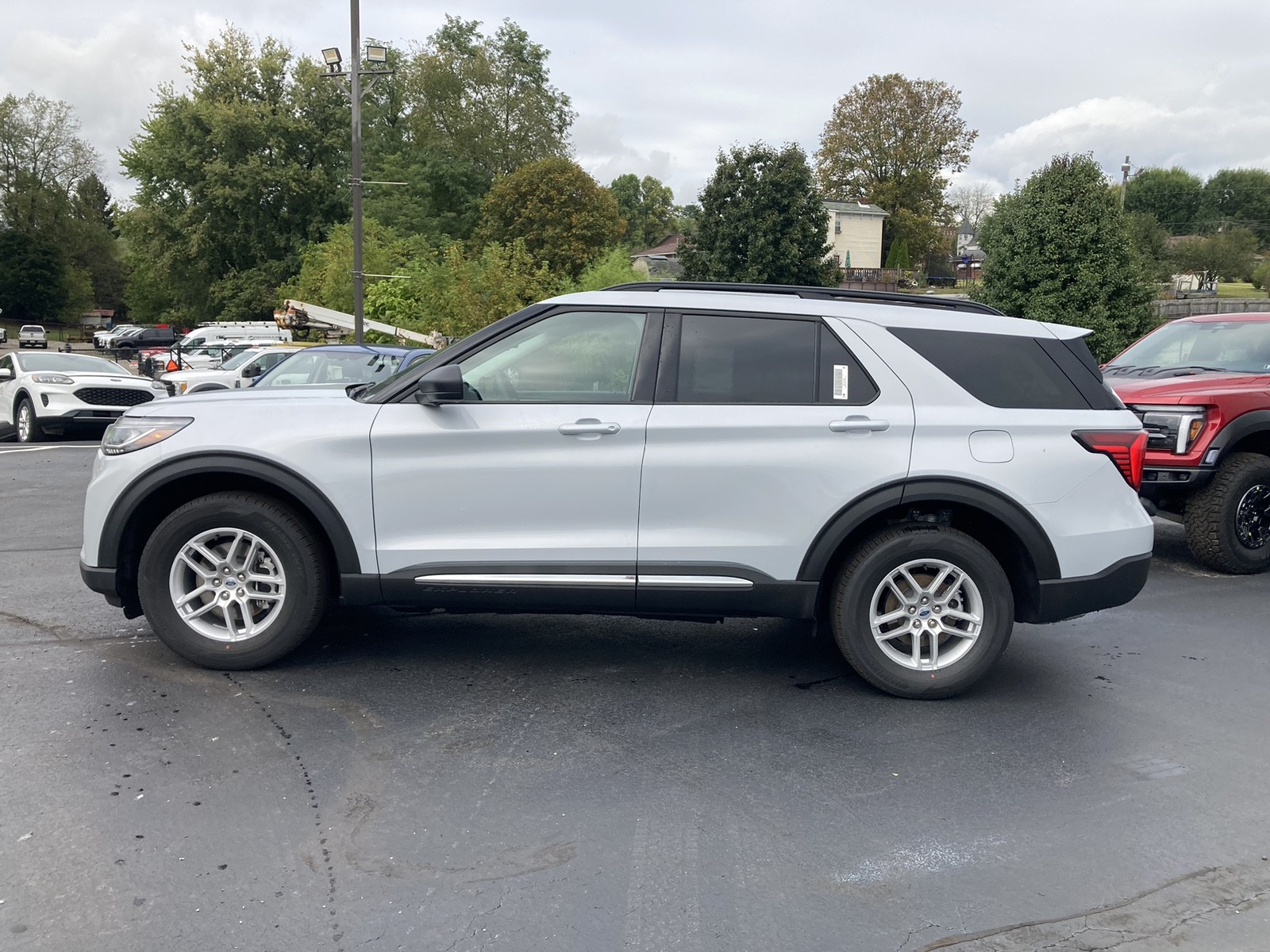 2025 Ford Explorer photo 4