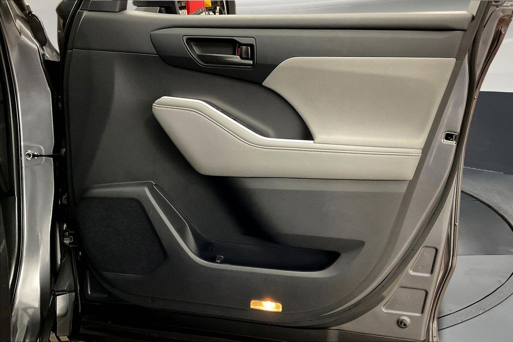 2021 Toyota Highlander Hybrid LE photo 22