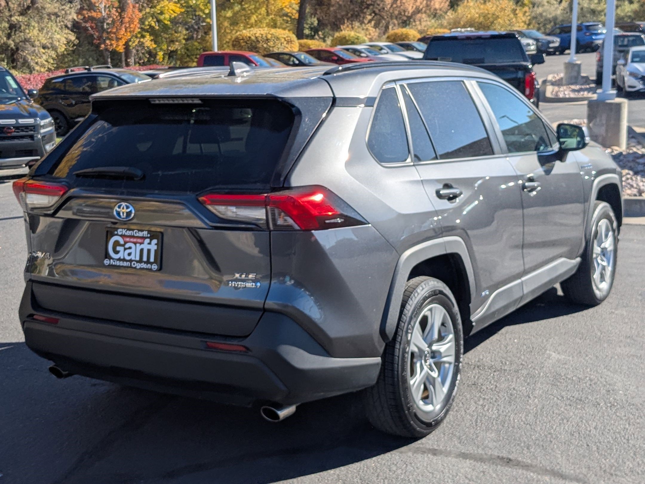 2020 Toyota RAV4 Hybrid XLE photo 2