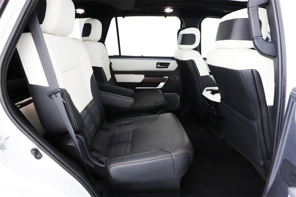 2024 Toyota RAV4 LE photo 33