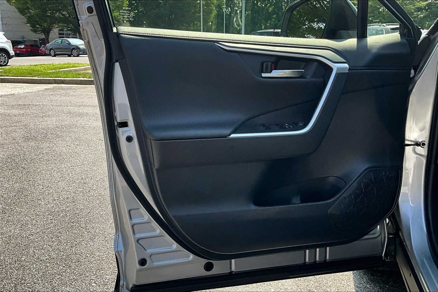 2022 Toyota RAV4 Hybrid XSE photo 19