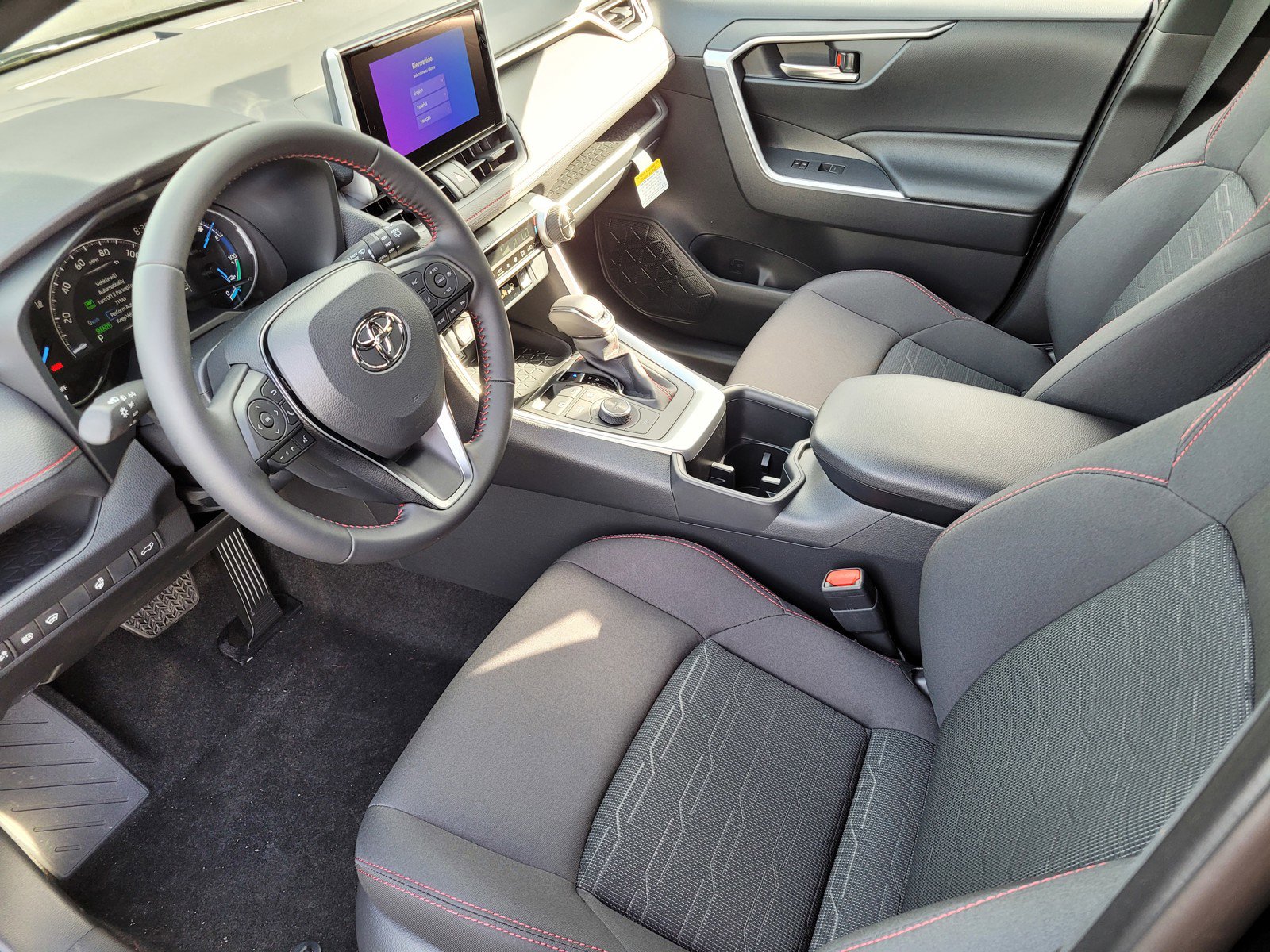 2025 Toyota RAV4 Hybrid SE photo 4