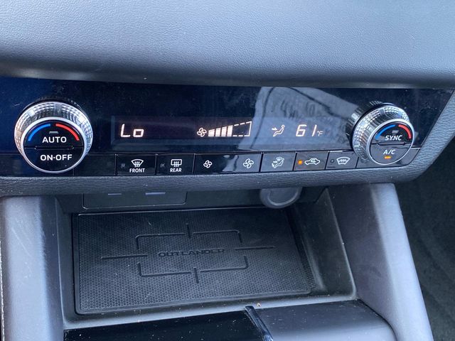 2024 Mitsubishi Outlander ES photo 12