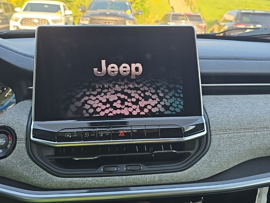 2022 Jeep Compass Latitude Lux photo 21