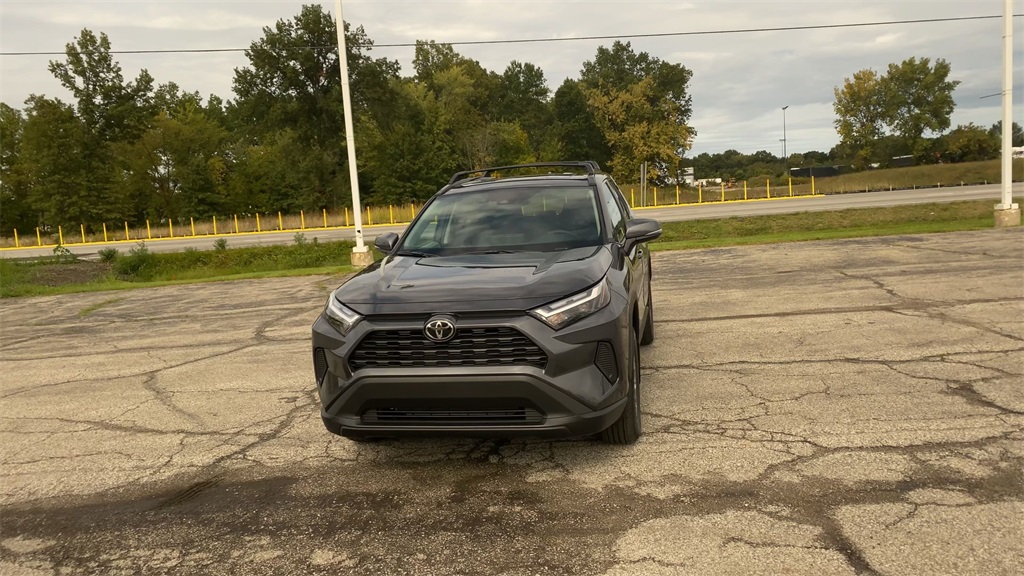2025 Toyota RAV4 XLE photo 3