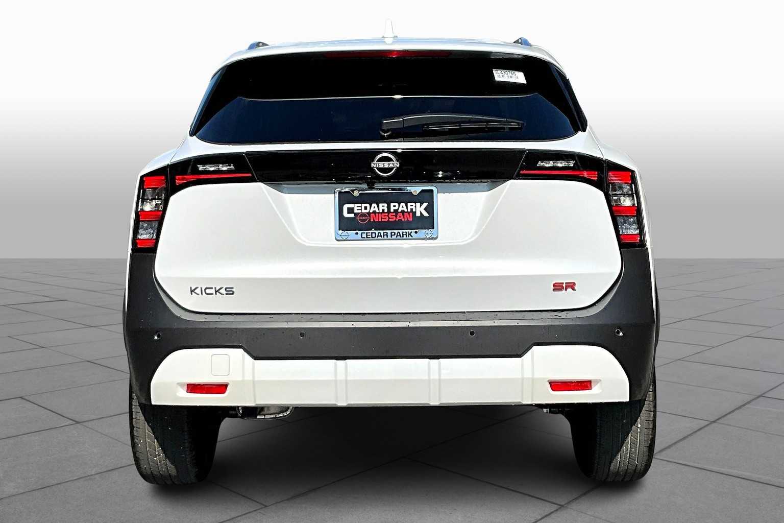 2025 Nissan Kicks SR photo 4