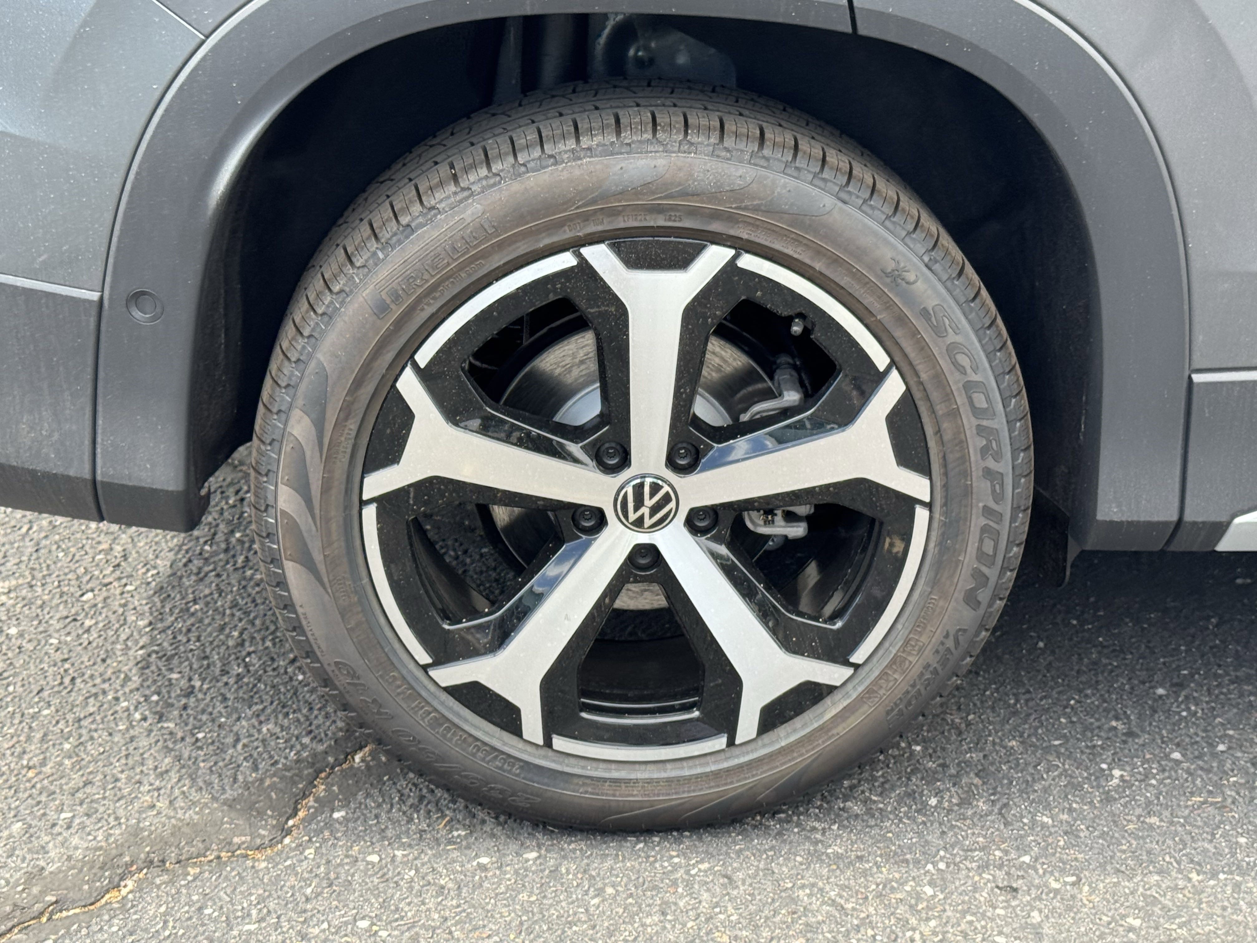 2025 Volkswagen Tiguan SE photo 2