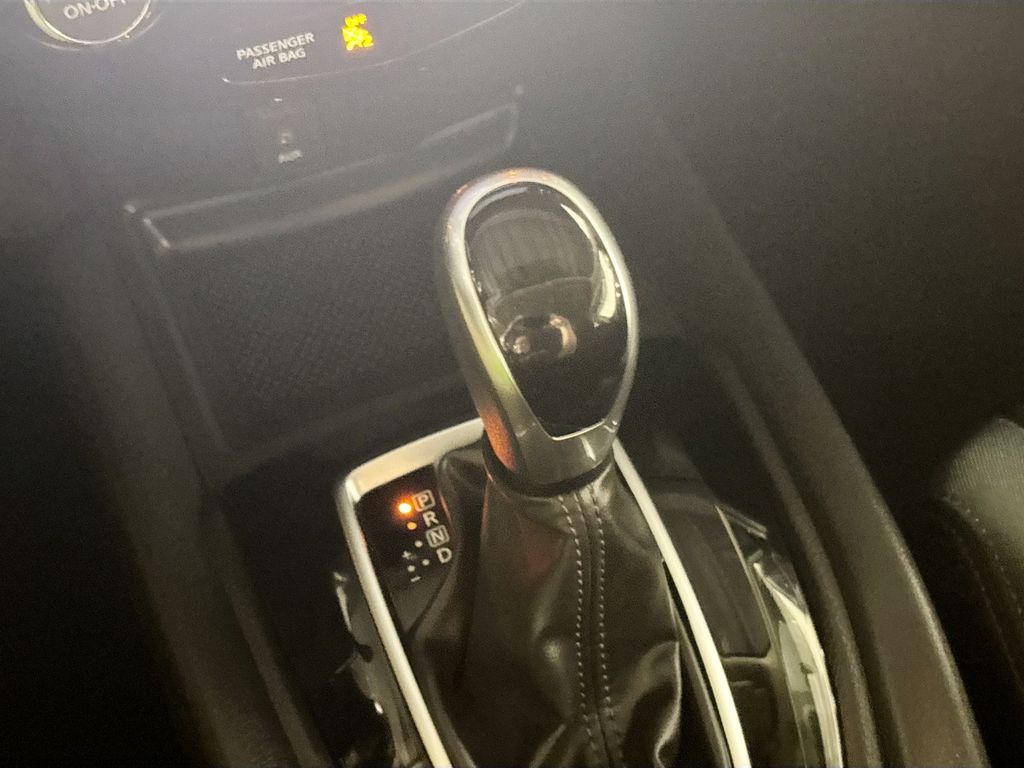 2017 Nissan Rogue SV photo 16