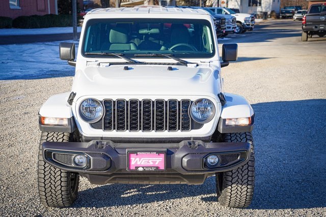 2025 Jeep Gladiator photo 2