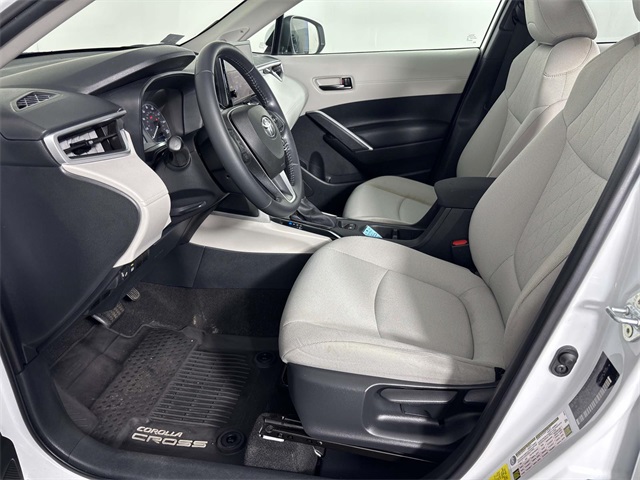 2023 Toyota Corolla Cross LE photo 12