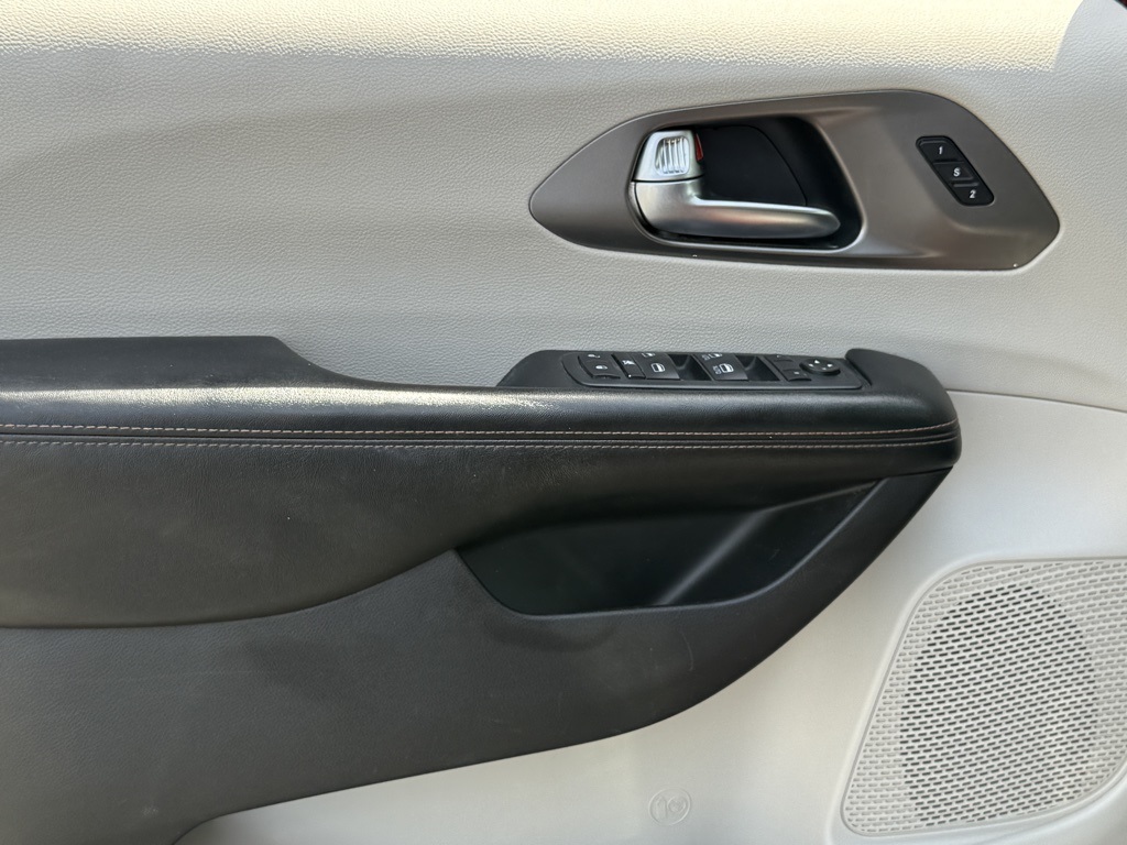 2020 Chrysler Pacifica Touring L photo 17