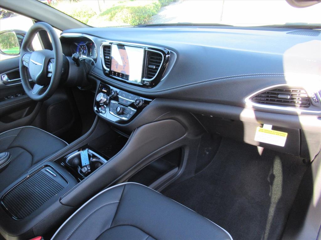 2026 Chrysler Pacifica Limited photo 11