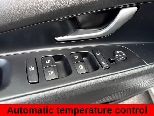 2023 Hyundai Elantra SEL photo 6