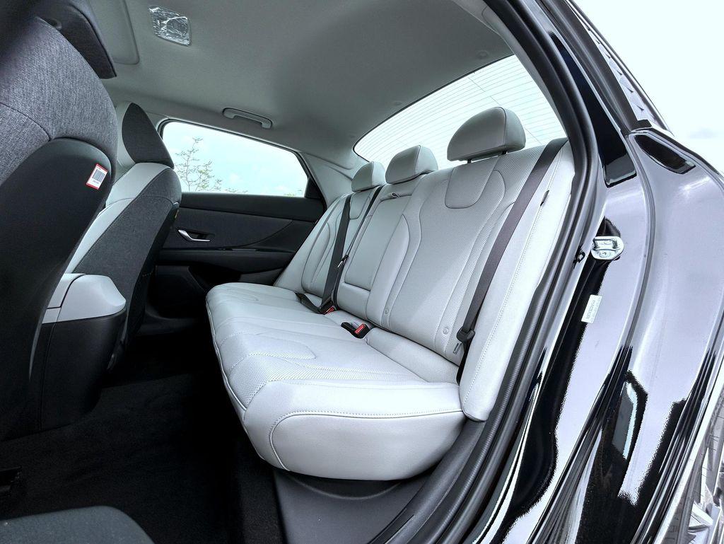 2025 Hyundai Elantra Limited photo 10