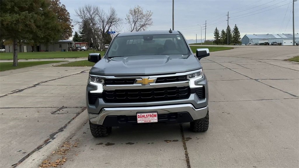 2023 Chevrolet Silverado 1500 LT photo 3
