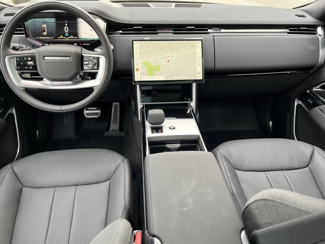 2025 Land Rover Range Rover SE photo 4