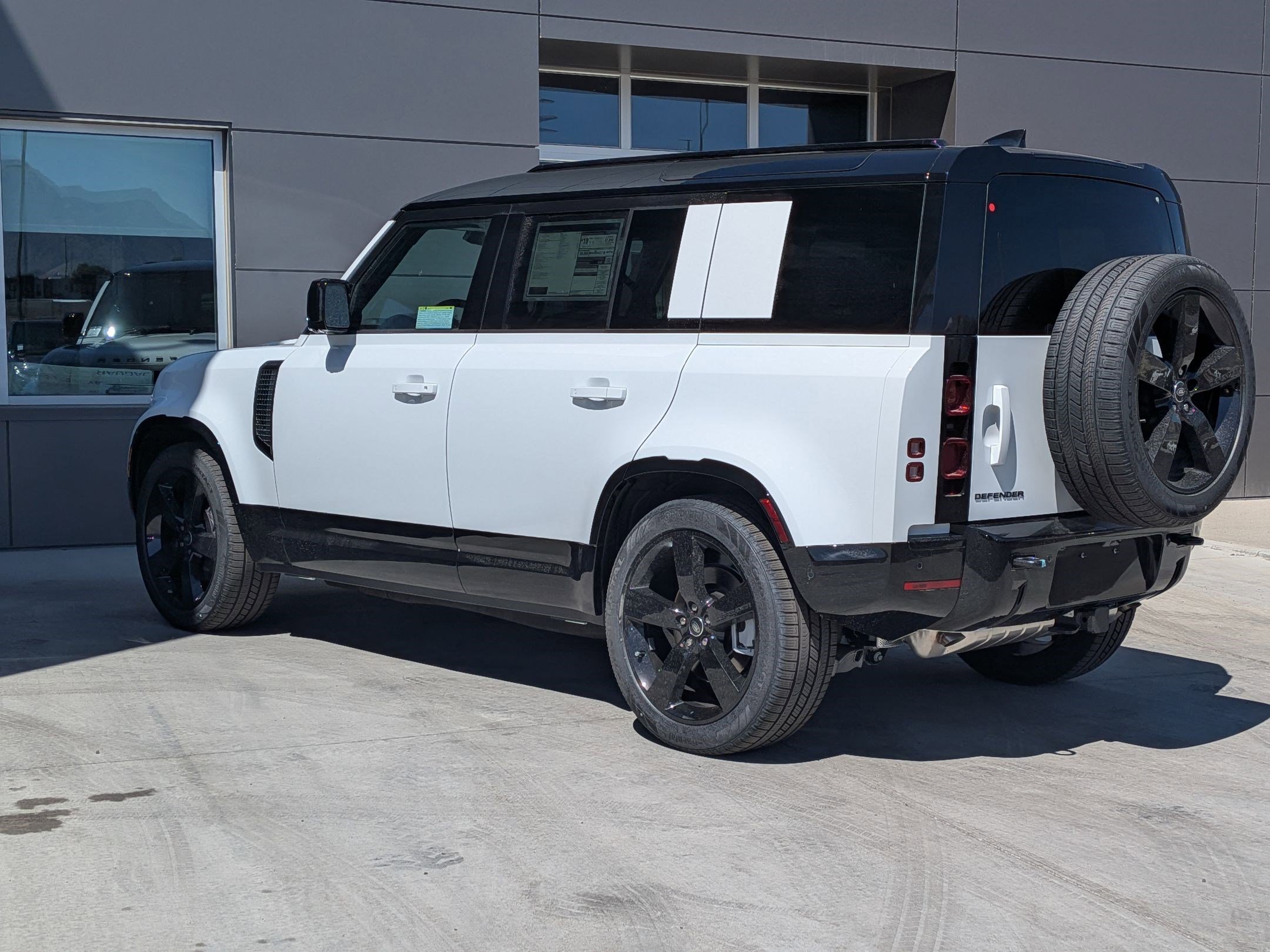 2025 Land Rover Defender 110 X-Dynamic SE photo 3