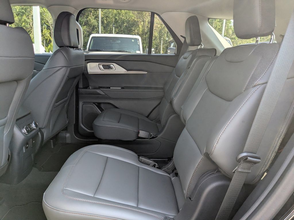 2025 Ford Explorer photo 14