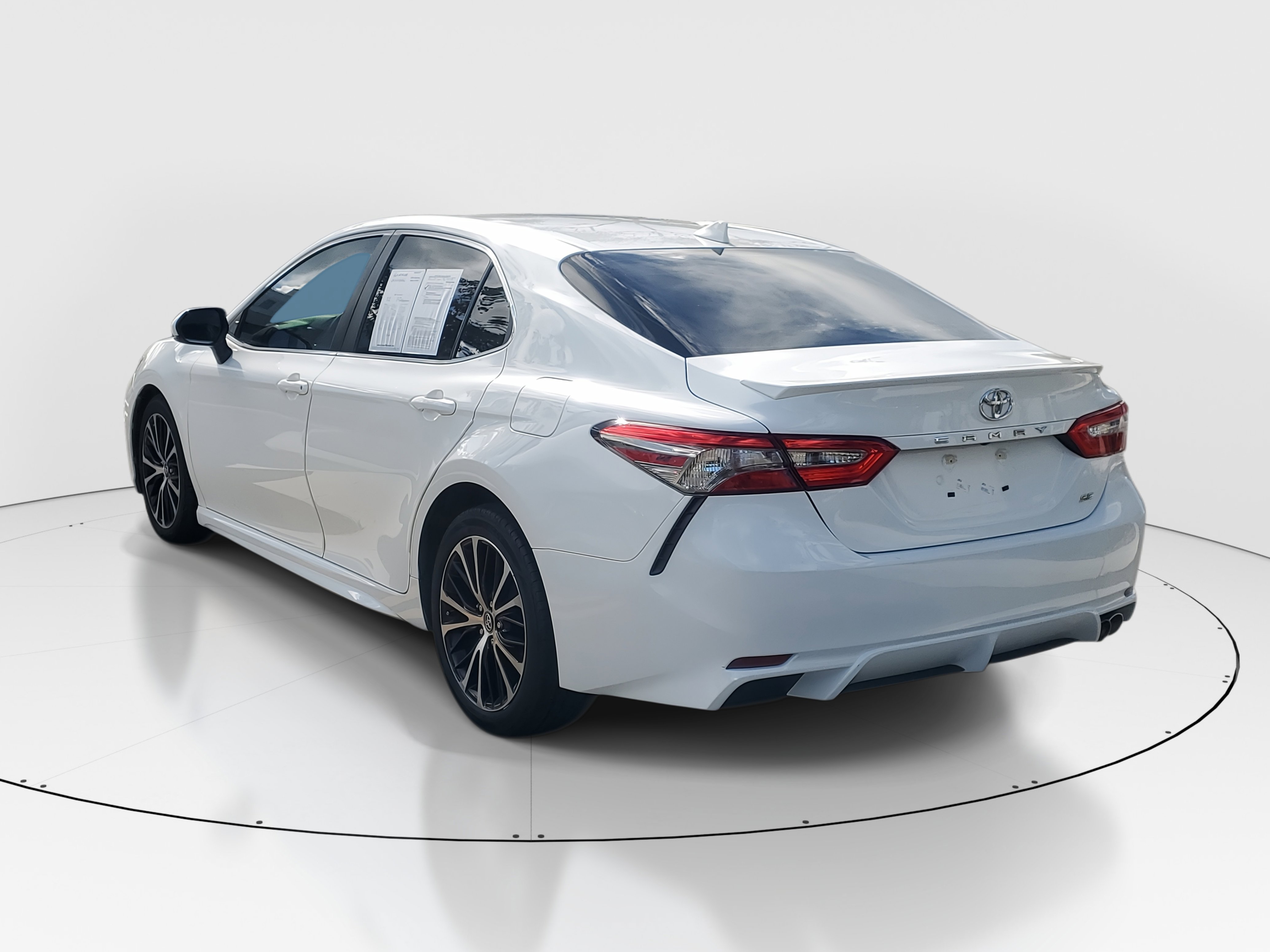 2019 Toyota Camry SE photo 5