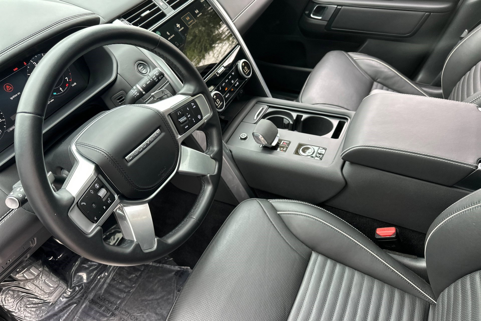 2024 Land Rover Discovery Metropolitan Edition photo 4