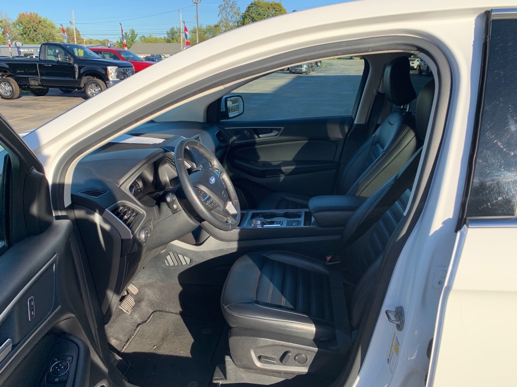 2022 Ford Edge SEL photo 4