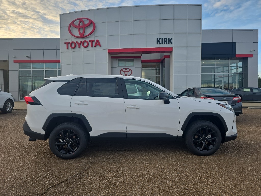 2025 Toyota RAV4 LE's photo