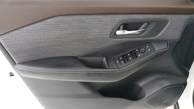 Used 2021  Nissan SV image 23