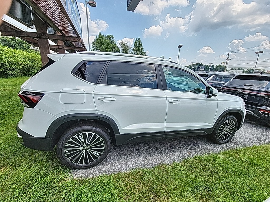 2025 Volkswagen Taos SE photo 3