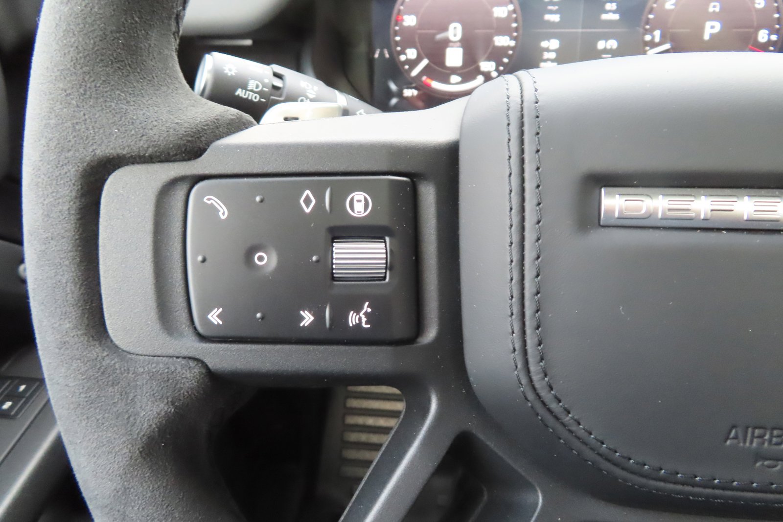 New 2024 Land Rover Defender V8 Sport Utility in Peoria 2457804