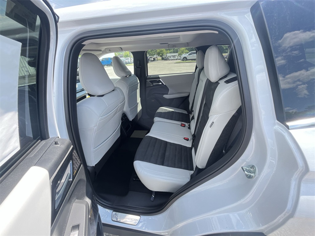 2025 Mitsubishi Outlander SE photo 20