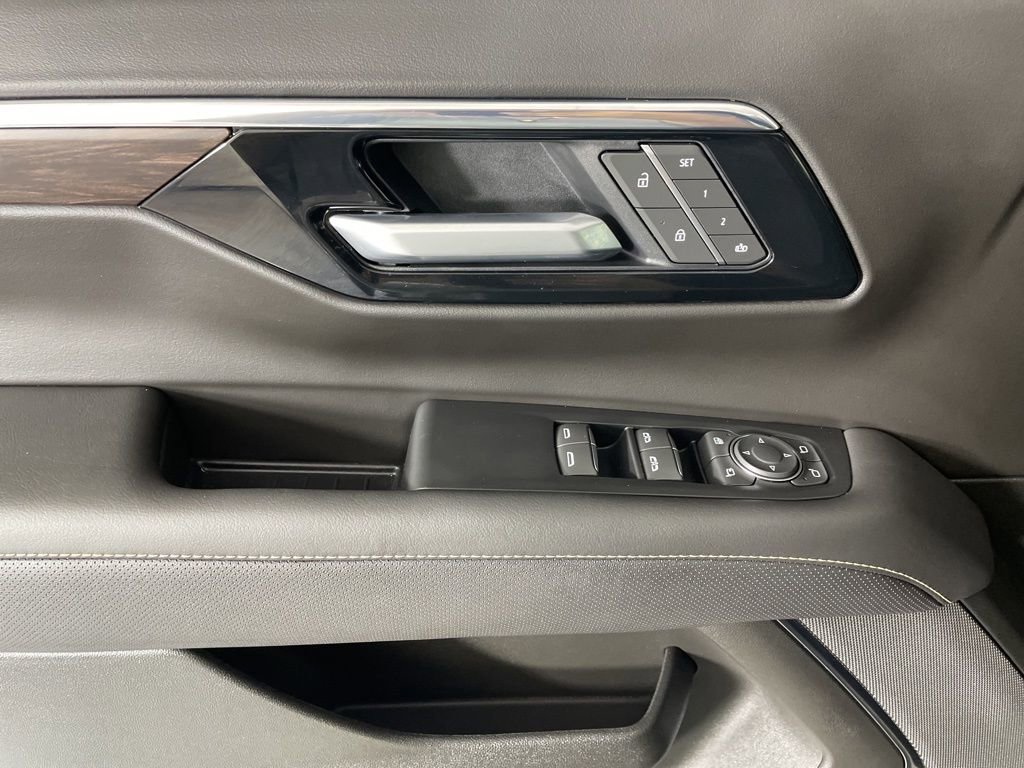 2025 Chevrolet Suburban Premier photo 19