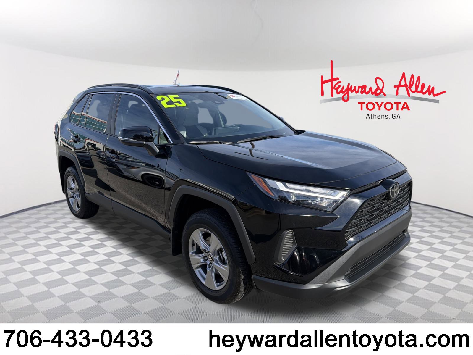 2025 Toyota RAV4 XLE's photo