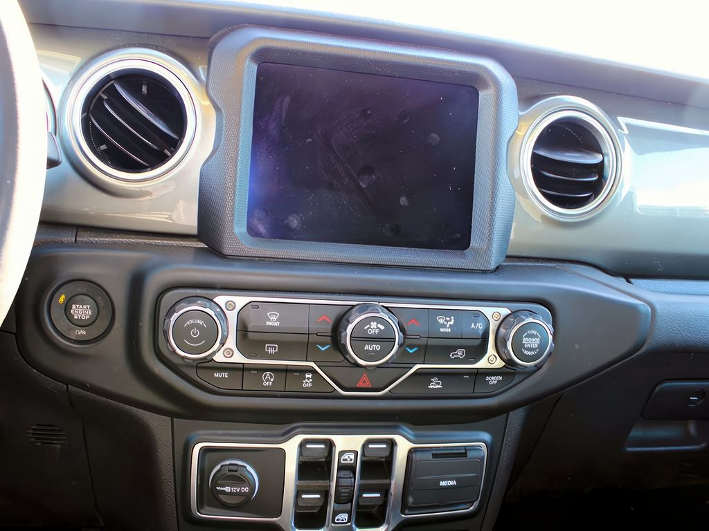 2023 Jeep Wrangler Sahara photo 17