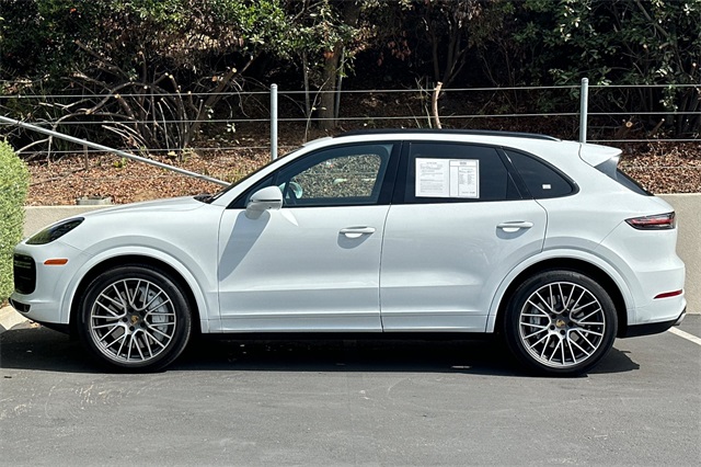 2021 Porsche Cayenne Turbo photo 2
