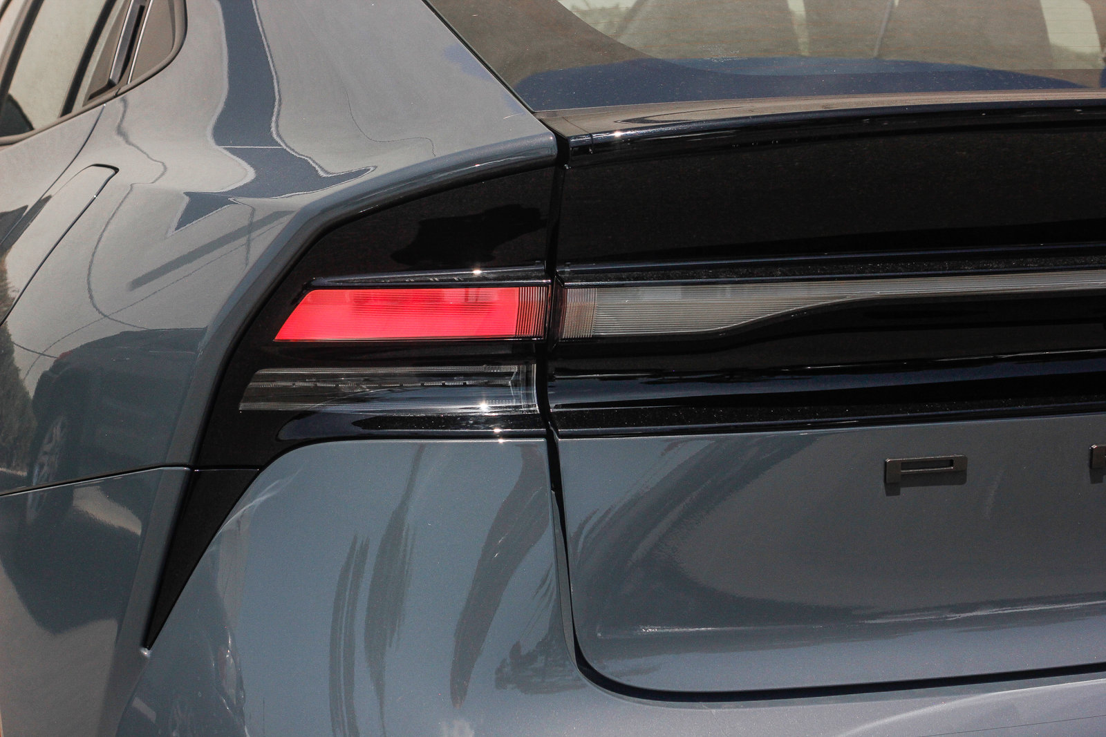 2025 Toyota Prius Plug-in SE photo 8